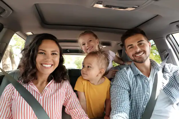 famille contente dans une voiture