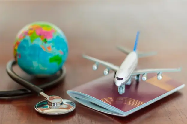 stéthoscope, passeport, avion et globe