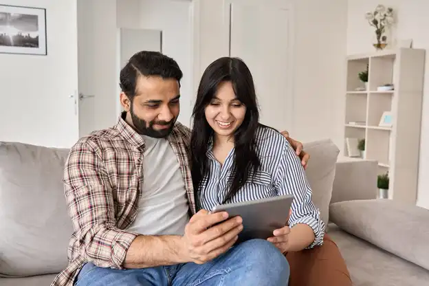 homme et femme regardant une tablette