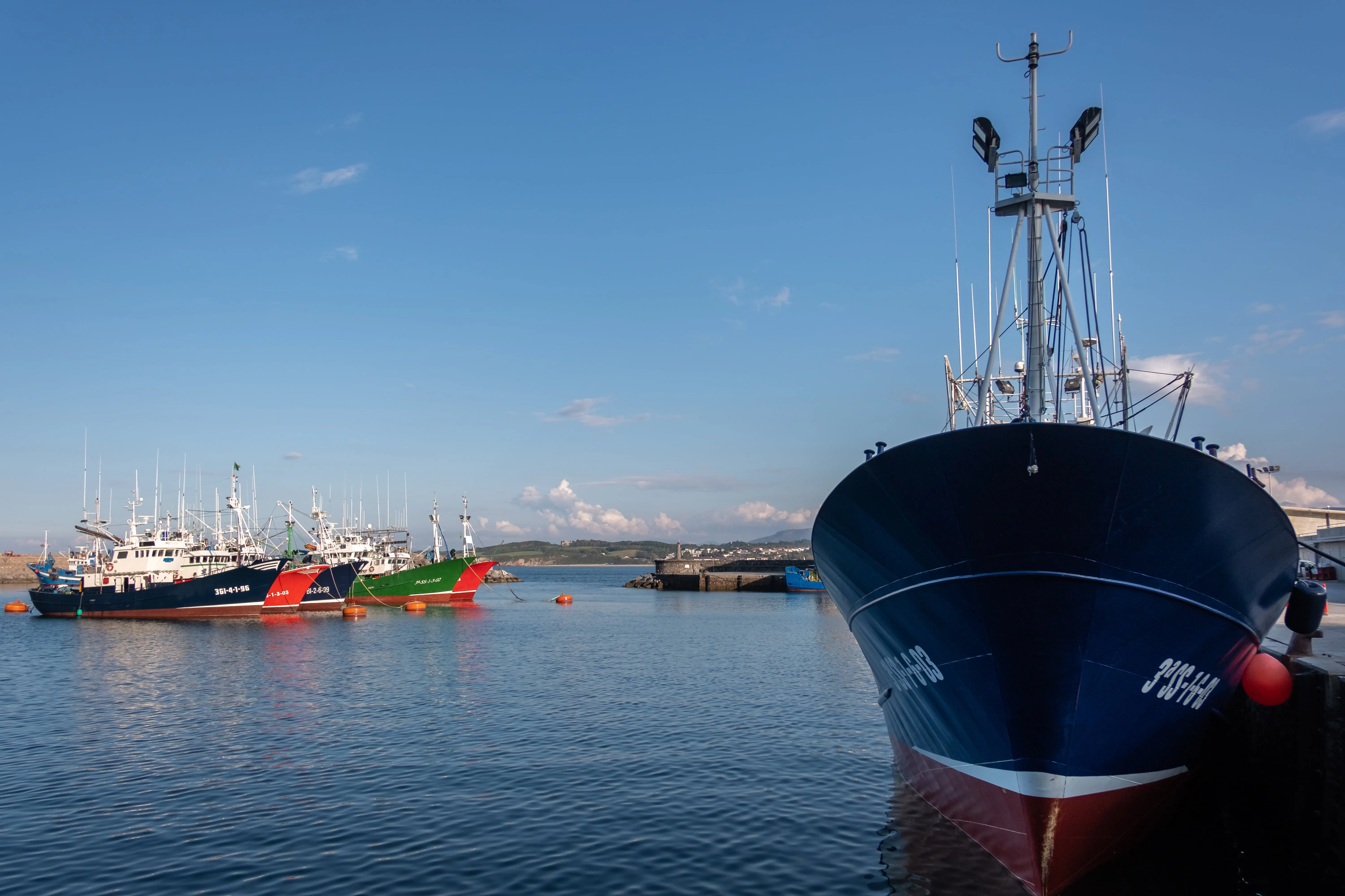 des navires de pêche stationnés dans un port